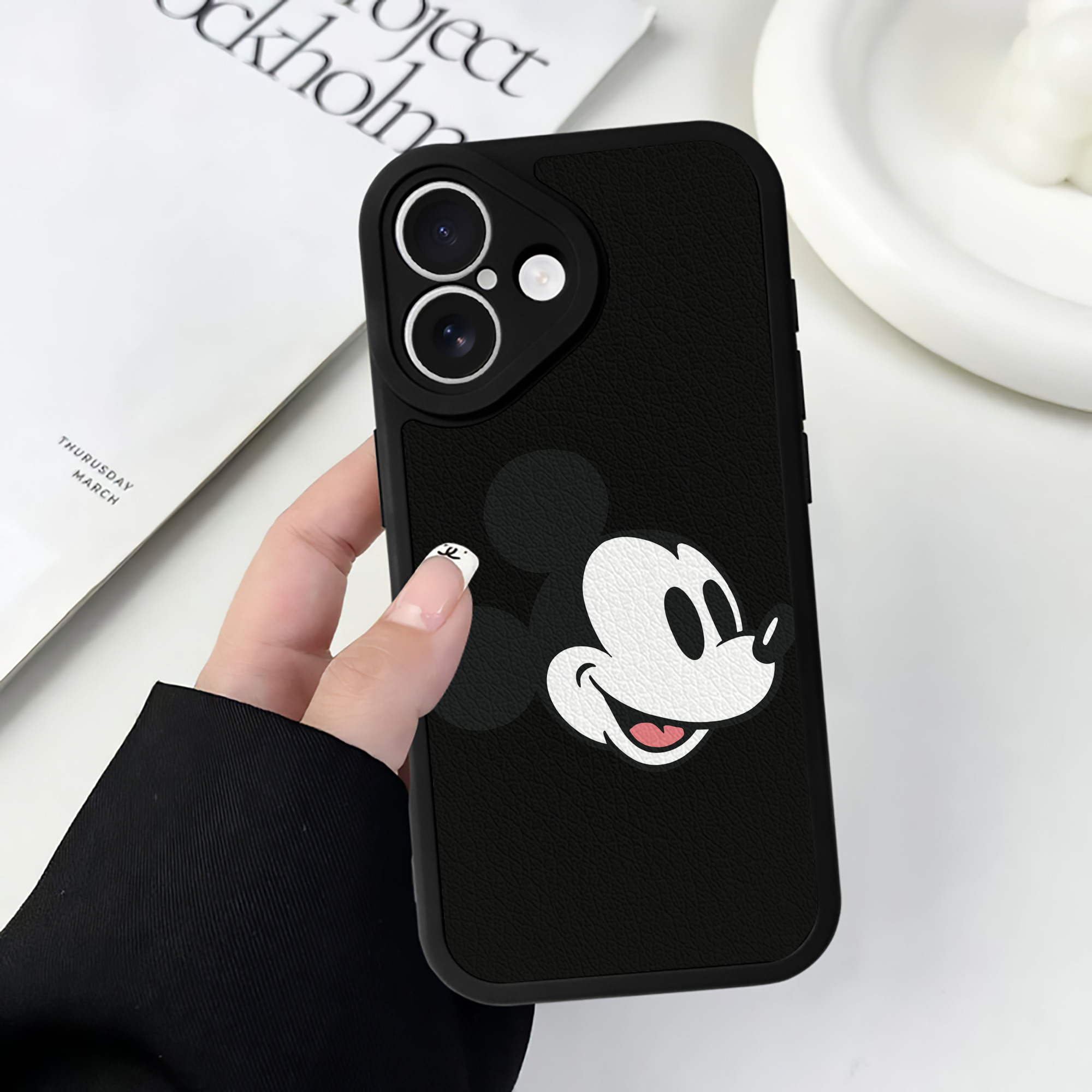 （画像用） ミッキーマウス Mickey Mouse 【iPhone 16シリーズ対応】シリコンスマホケース（レザー調） 材質：シリコン